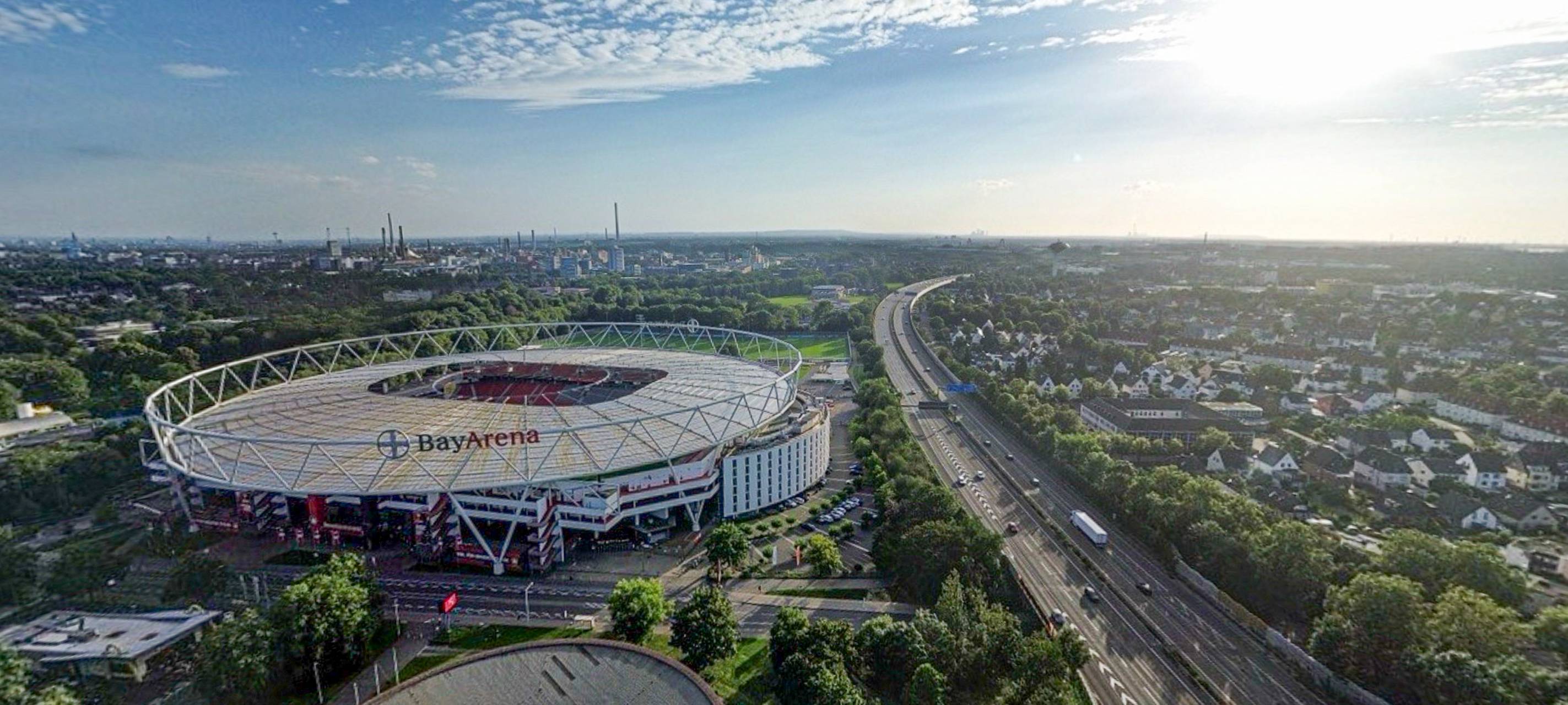 Das Foto zeigt die BayArena von oben, rechts die A1