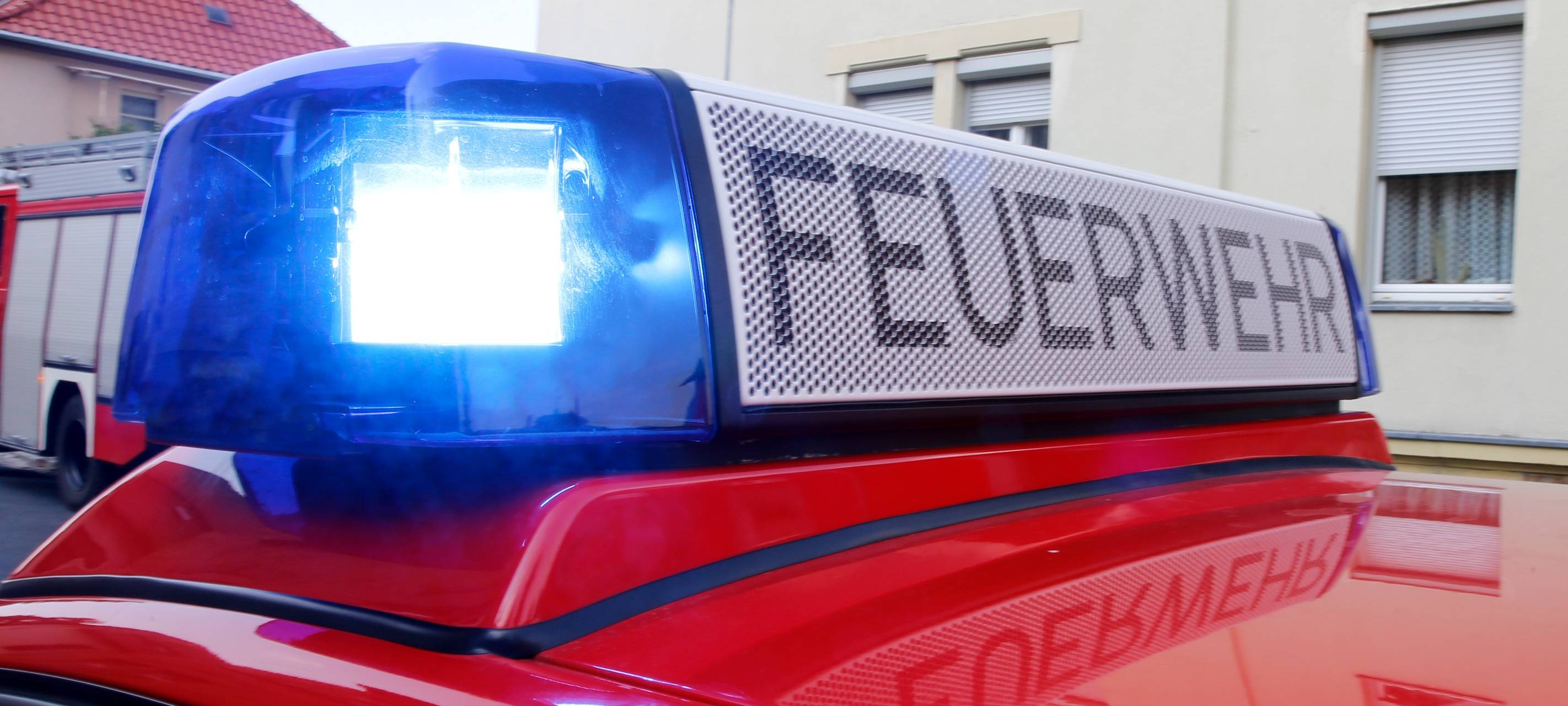 Auto auf dem Dach: Schwerer Unfall in Leverkusen