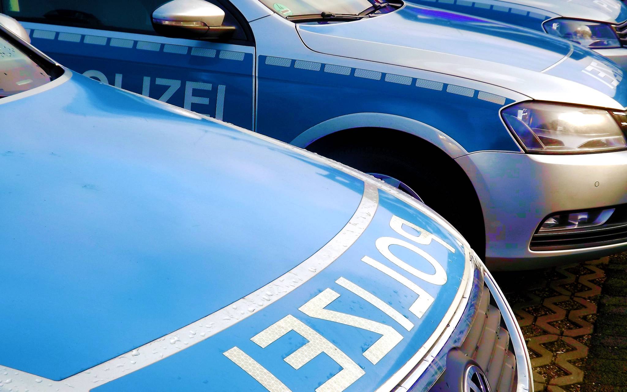 Handys und verbotene Waffen sichergestellt