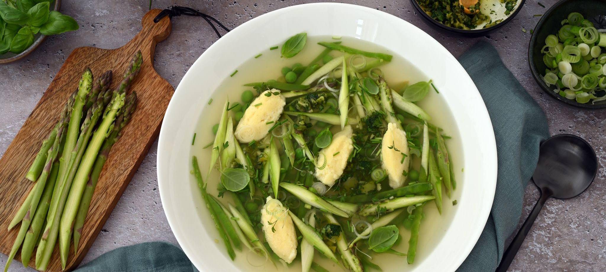 Frühlingssuppe mit Parmesan-Nocken
