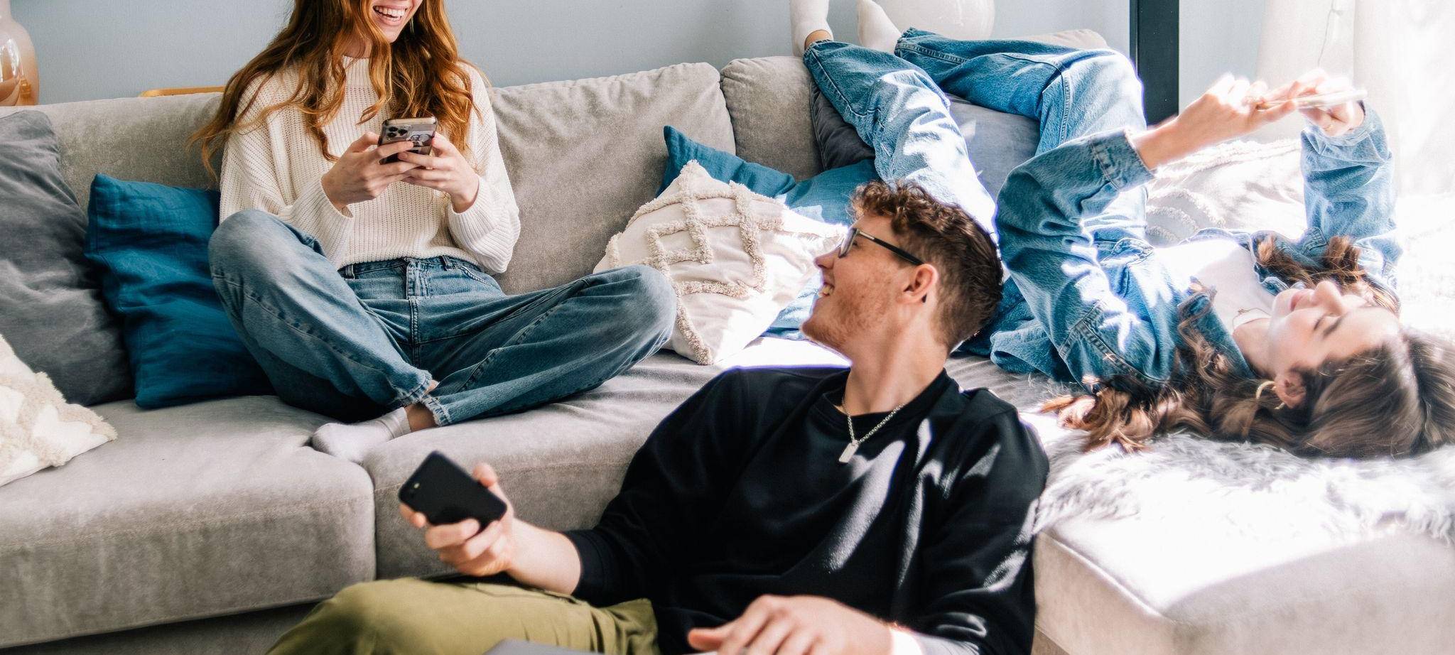 Jugendliche auf einer Couch