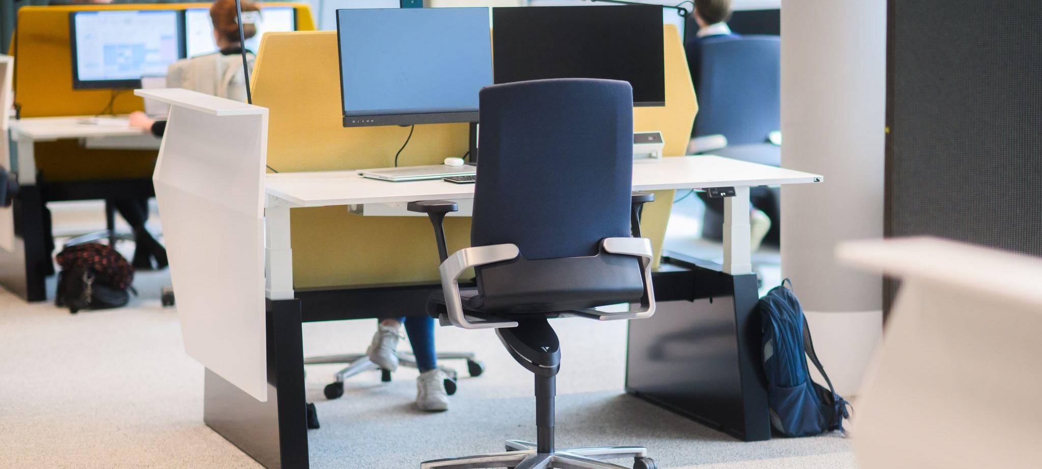 Leerer Schreibtisch in einem Großraumbüro