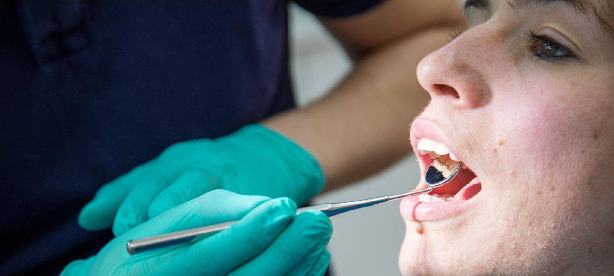 Zahnarzt behandelt eine Patientin