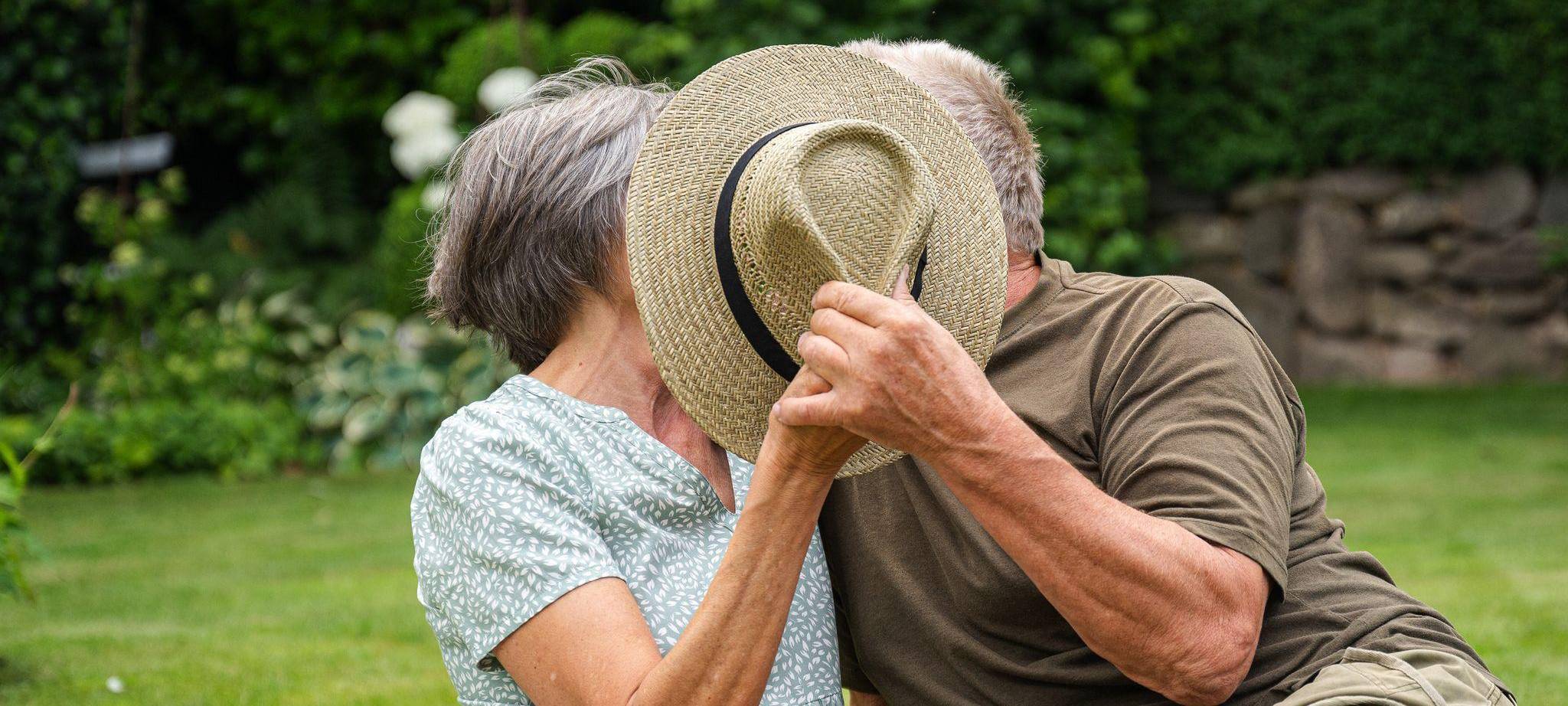 Ein älteres Pärchen küsst sich