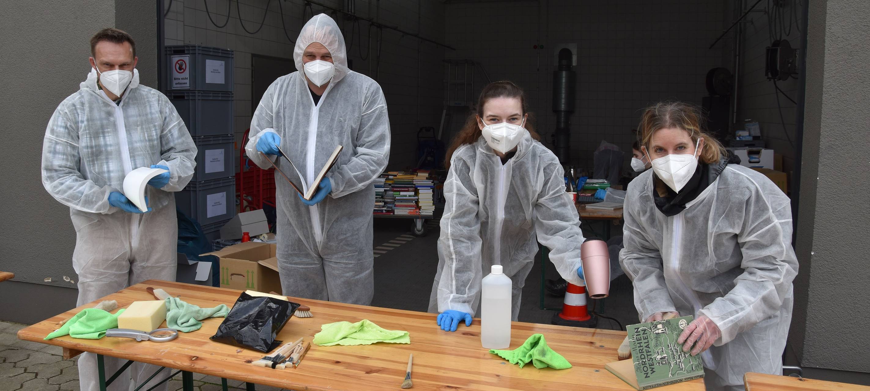 Leverkusener Experten helfen Archivbibliothek in Monheim