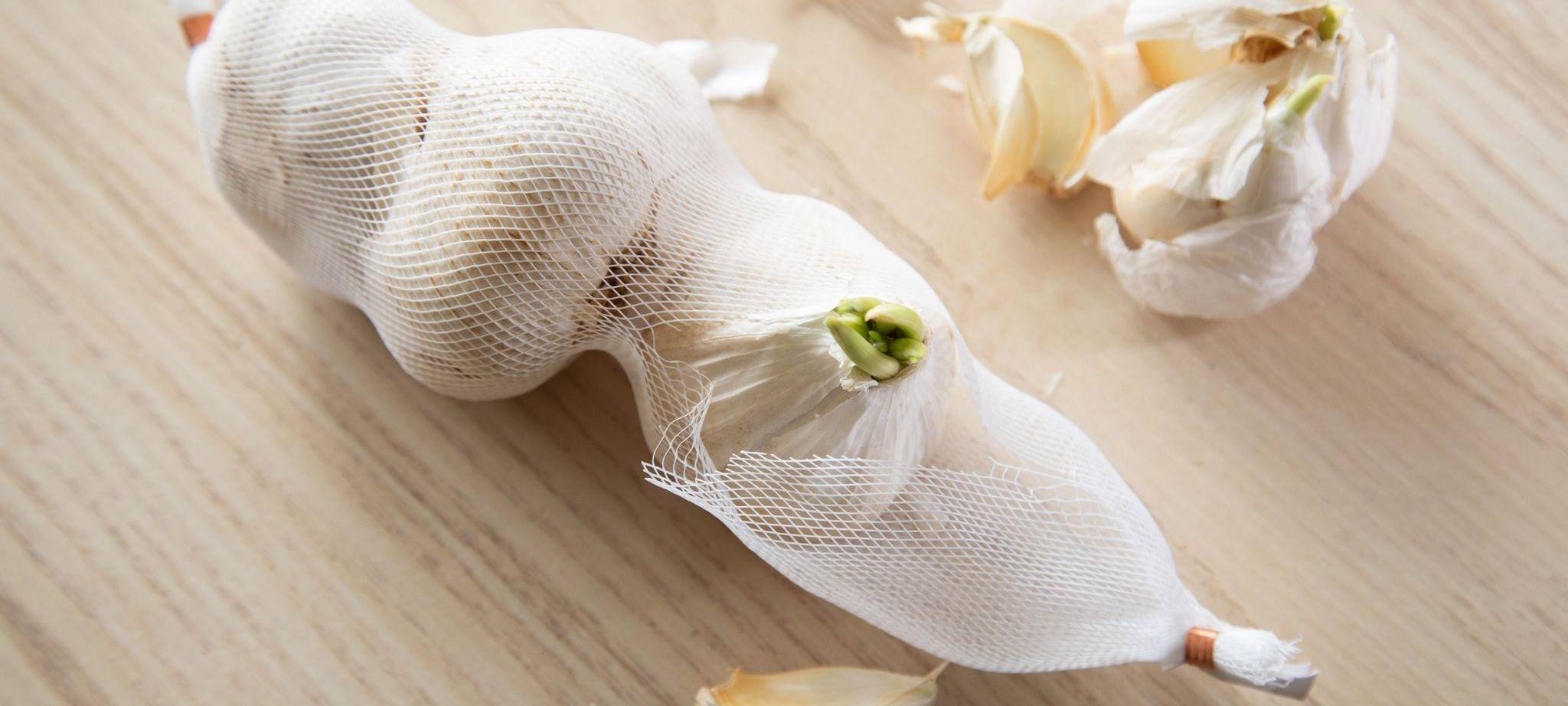 Knoblauch liegt auf einem Tisch