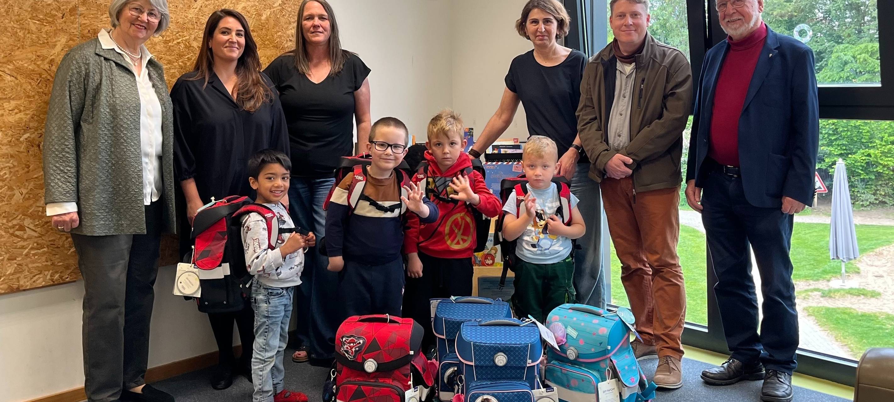 Leverkusener Verein spendet Schulranzen zum Schulstart