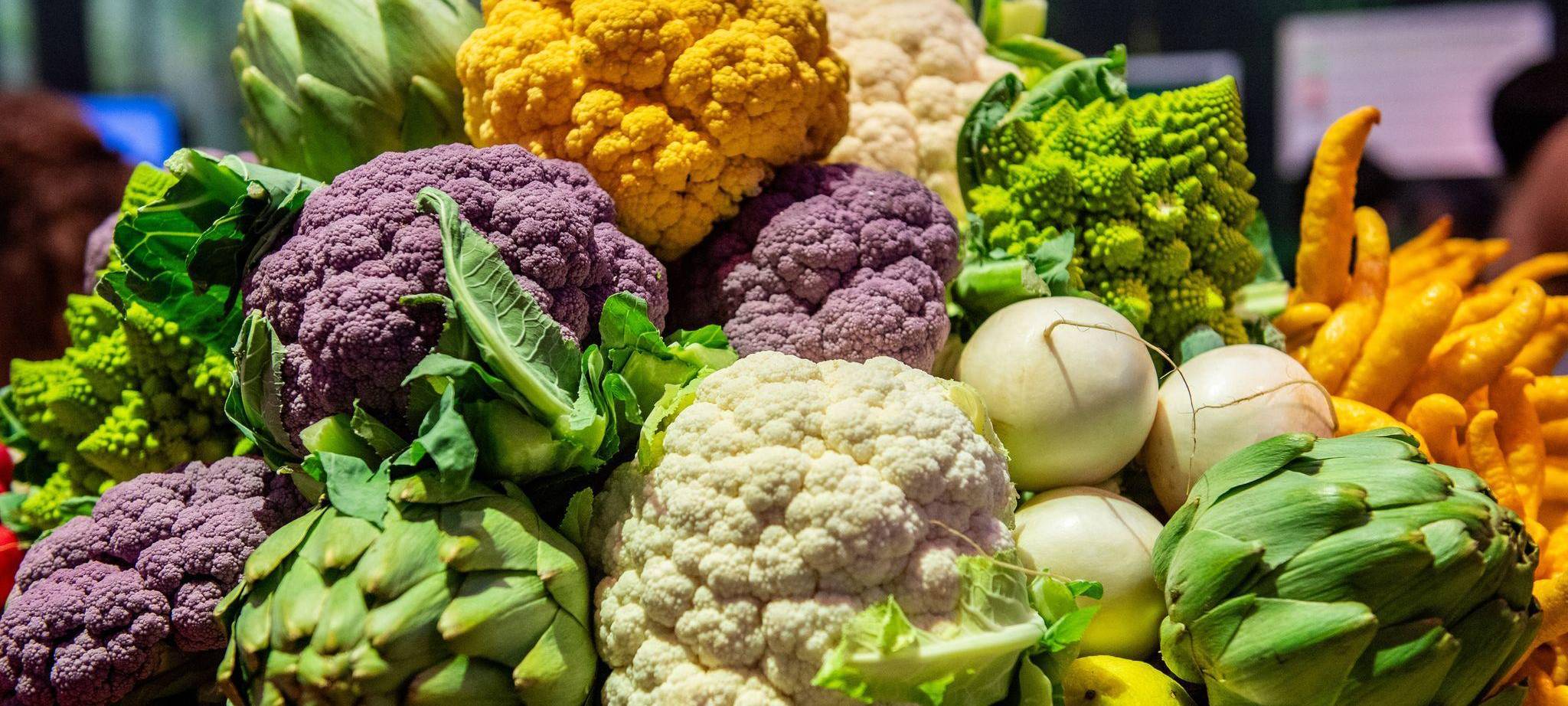 Lila, gelber, Romanesco und klassischer Blumenkohl