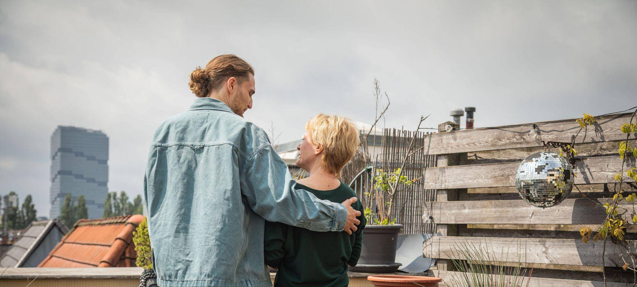 Ein Mann und eine Frau stehen gemeinsam auf einer Terrasse