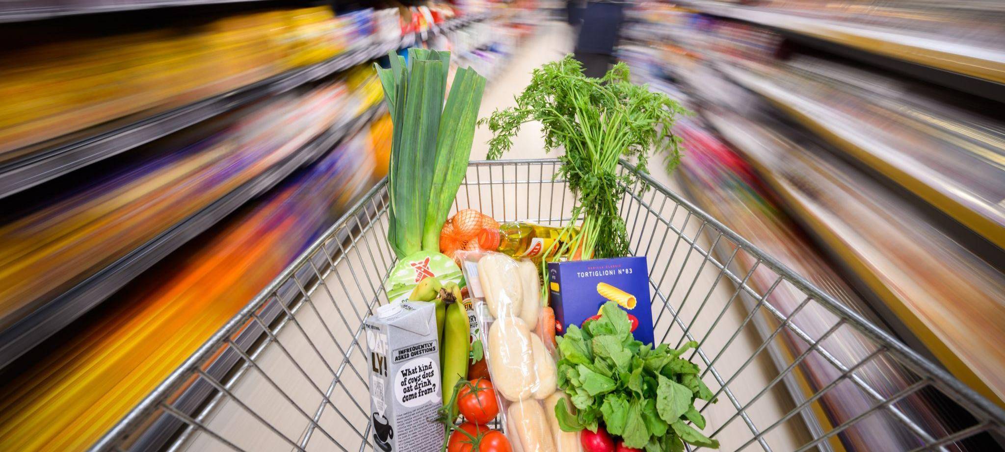 Einkaufswagen mit Lebensmitteln in einem Supermarkt