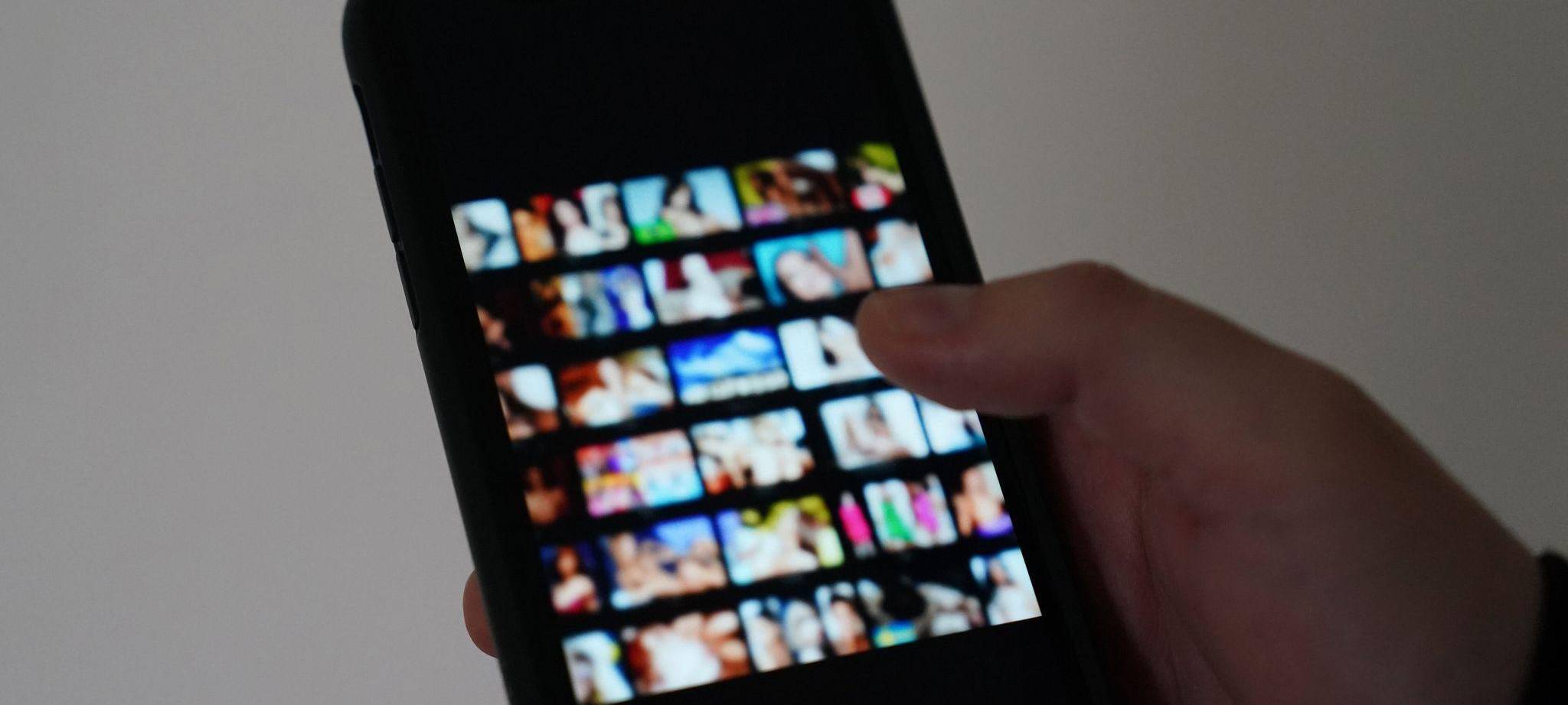 Pornobilder auf einem Smartphone