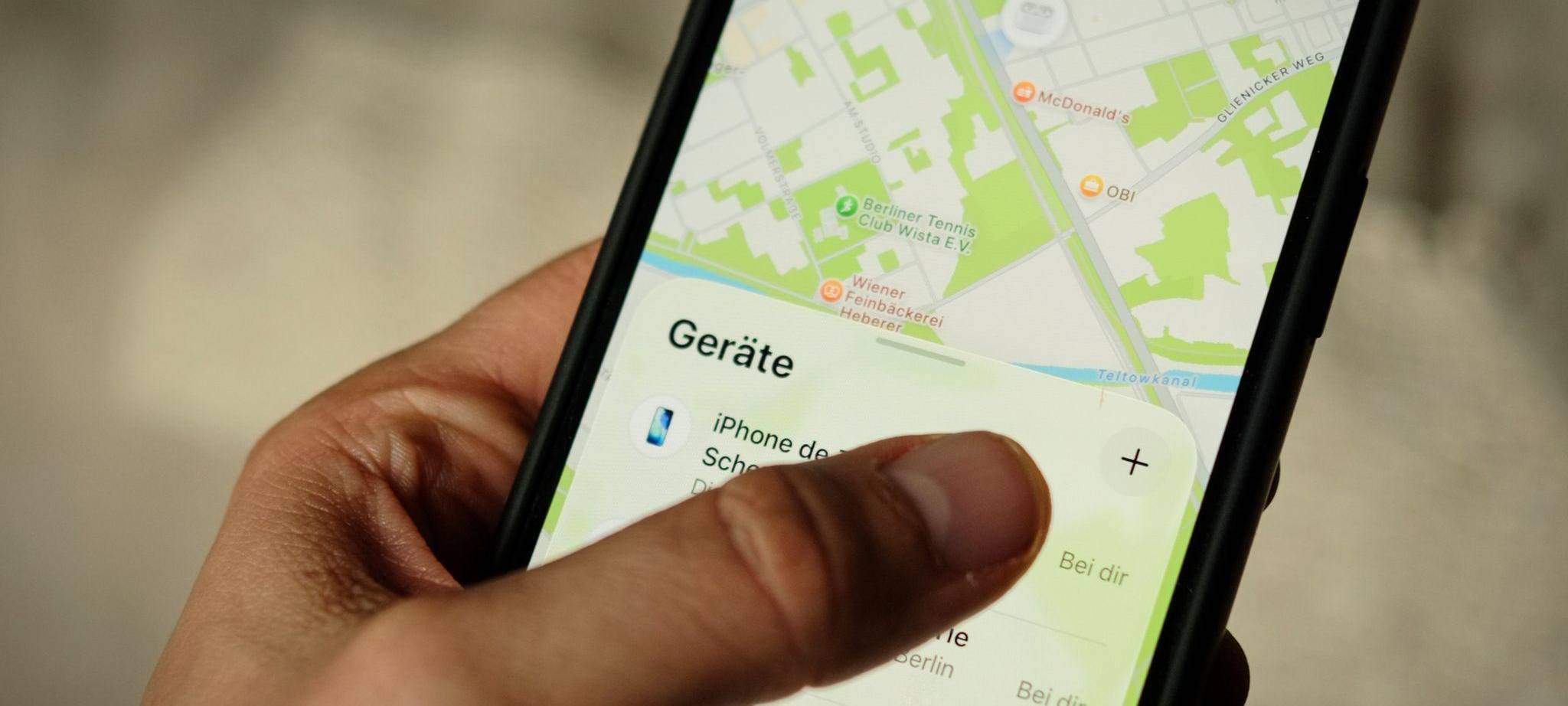 Ein Mann öffnet die App "Wo ist?" auf einem iPhone