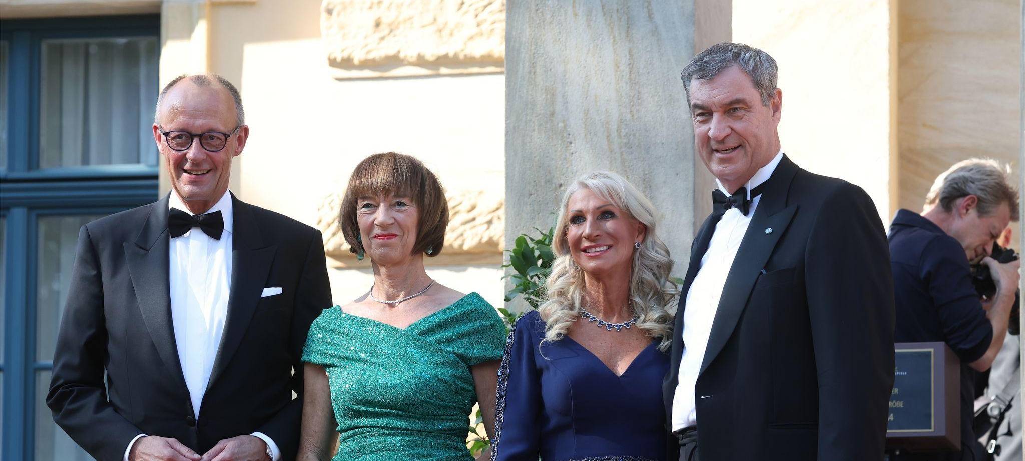Ehepaare Merz und Söder in Bayreuth