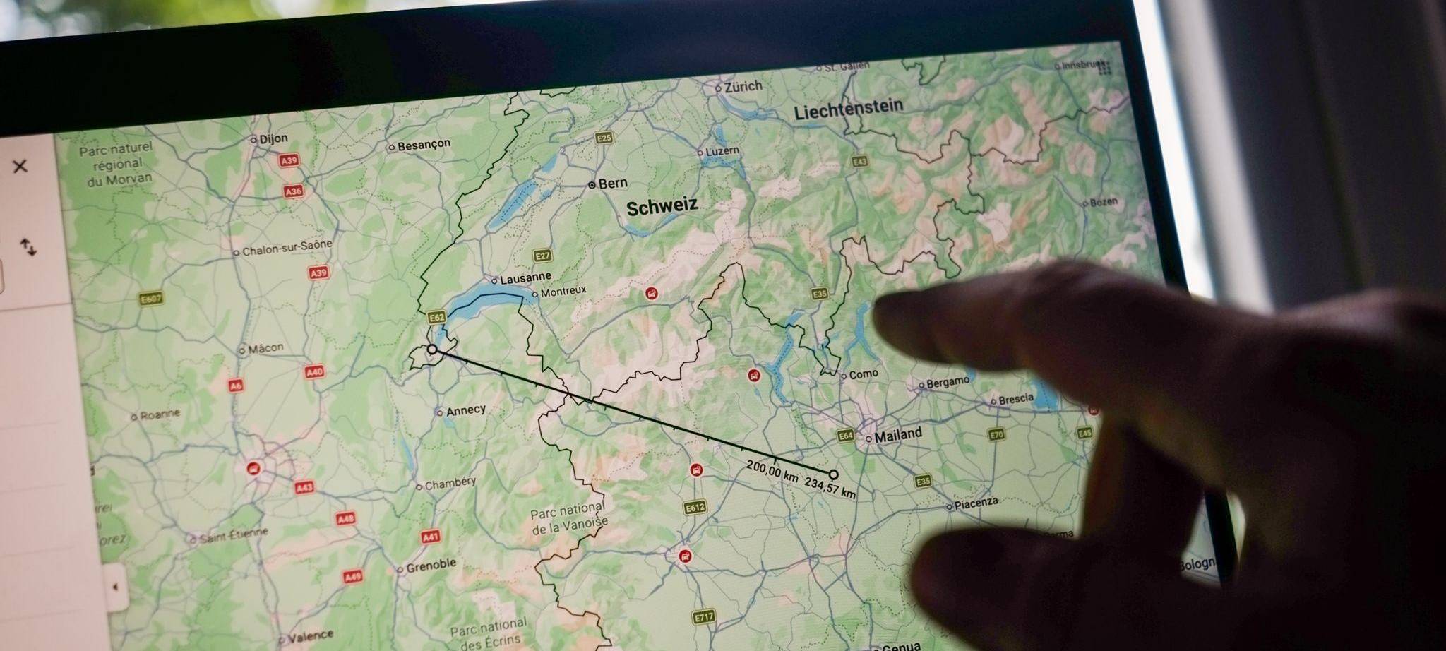 Ein Mann misst eine Entfernung auf Google Maps