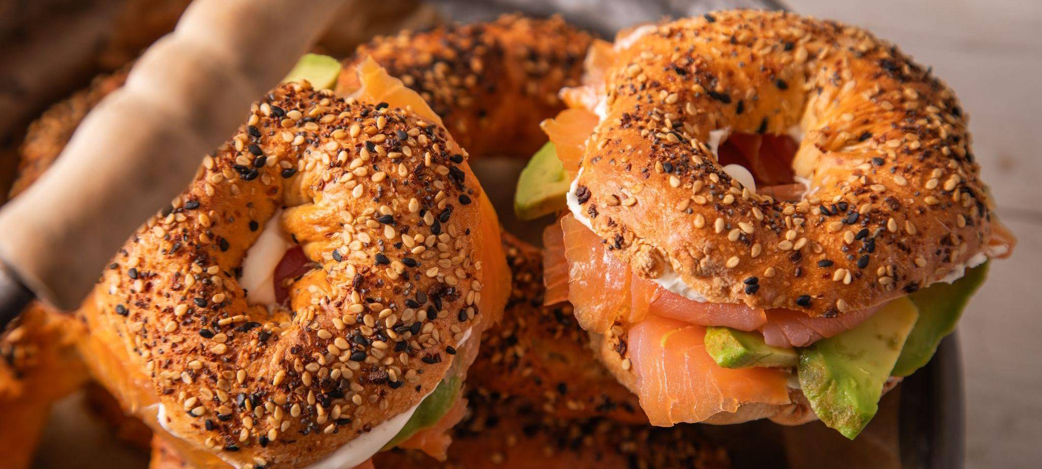 Bagel mit Lachs, Avcado und Frischkäse