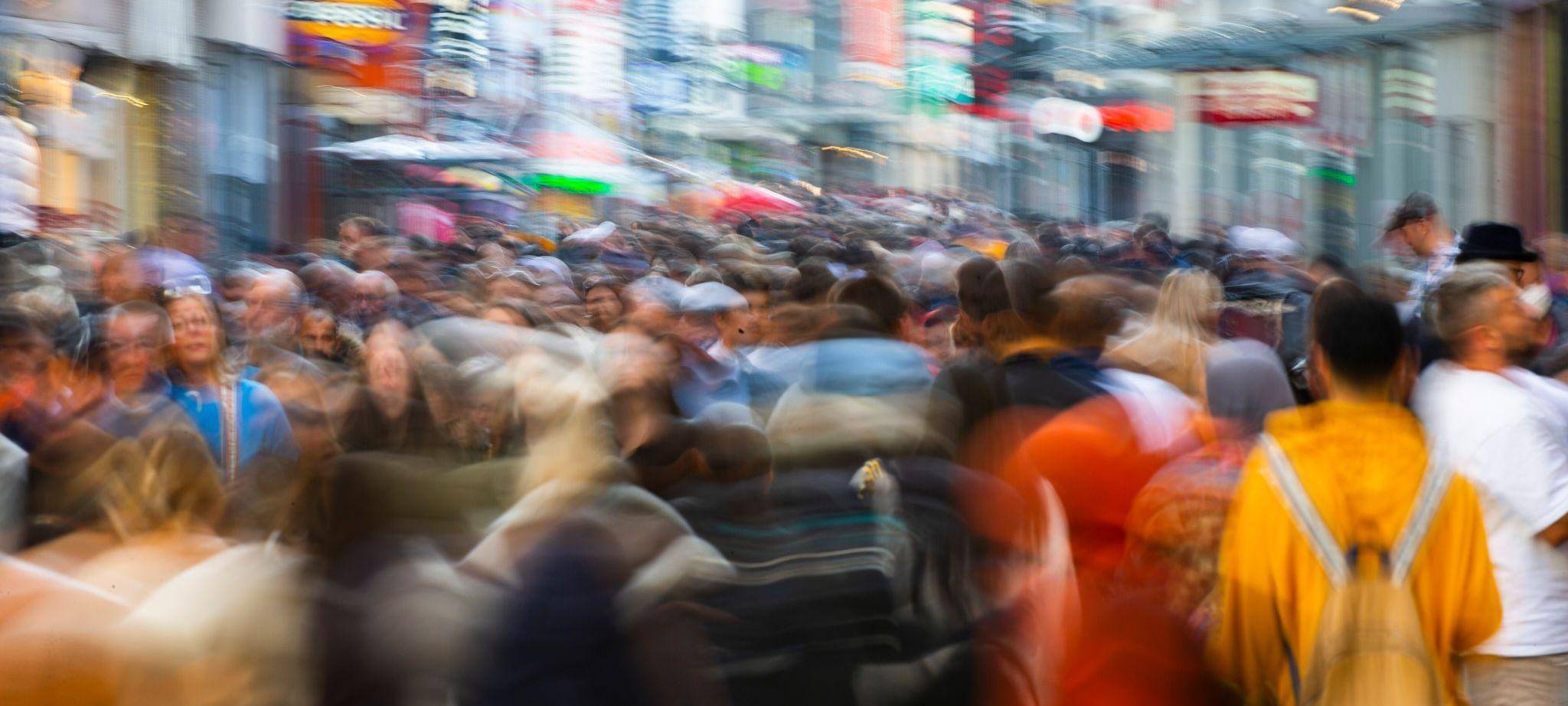 Zahlreiche Passanten sind in einer Fußgängerzone unterwegs