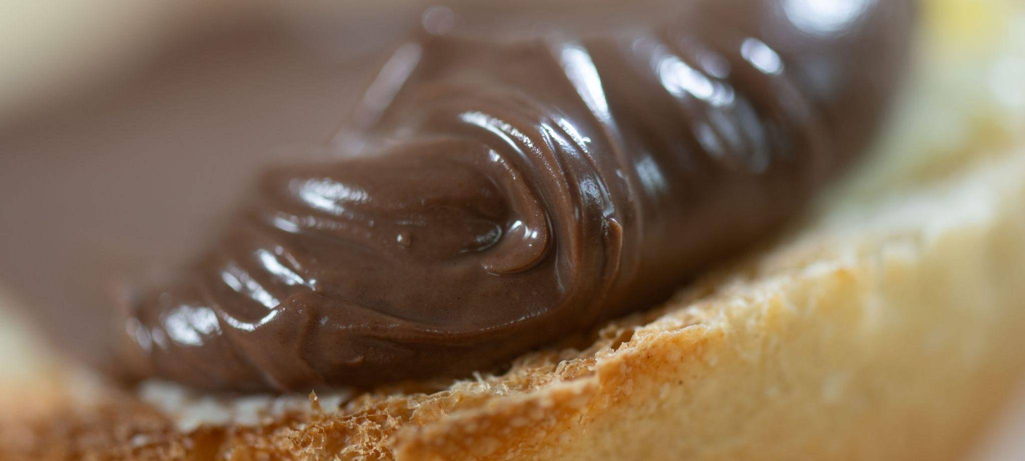 Nuss-Nougat-Creme auf einem Brötchen