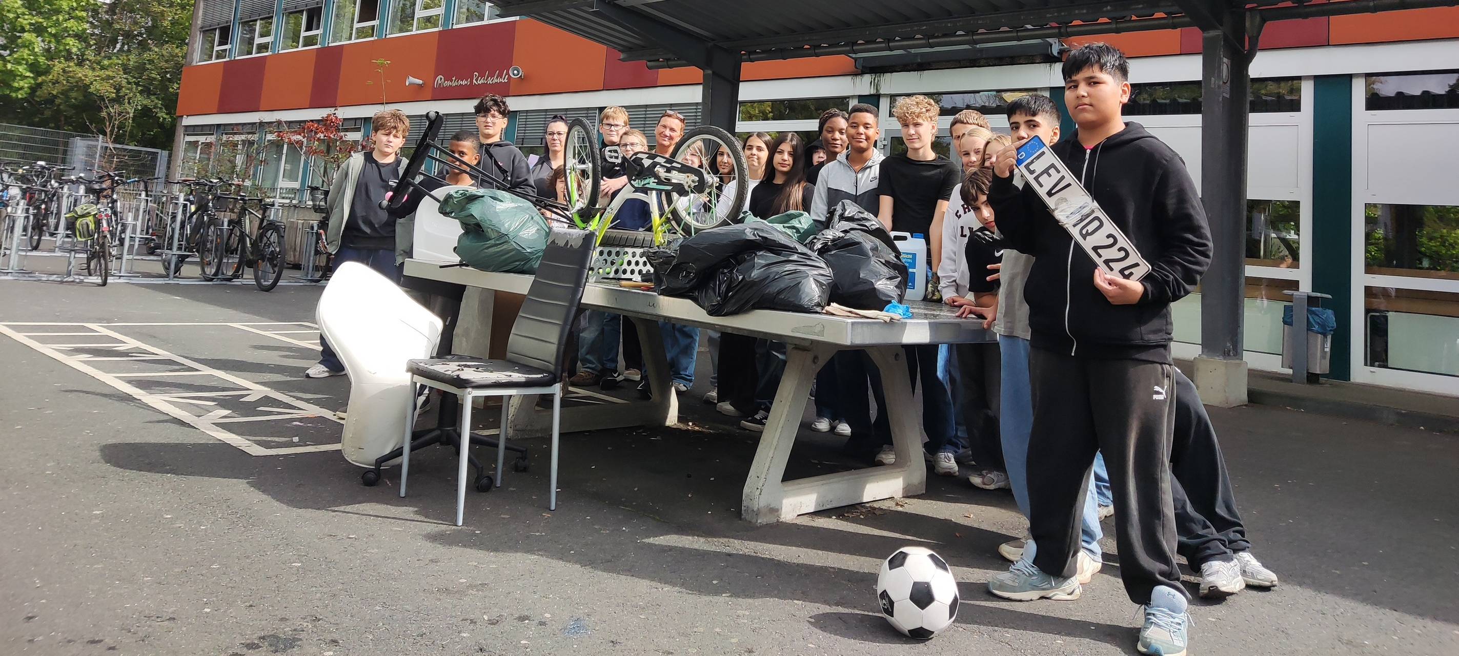 Kinder und Jugendliche sammeln Müll in Leverkusen