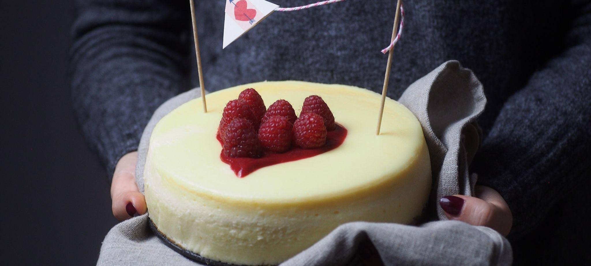 New York Cheesecake mit Himbeersoße