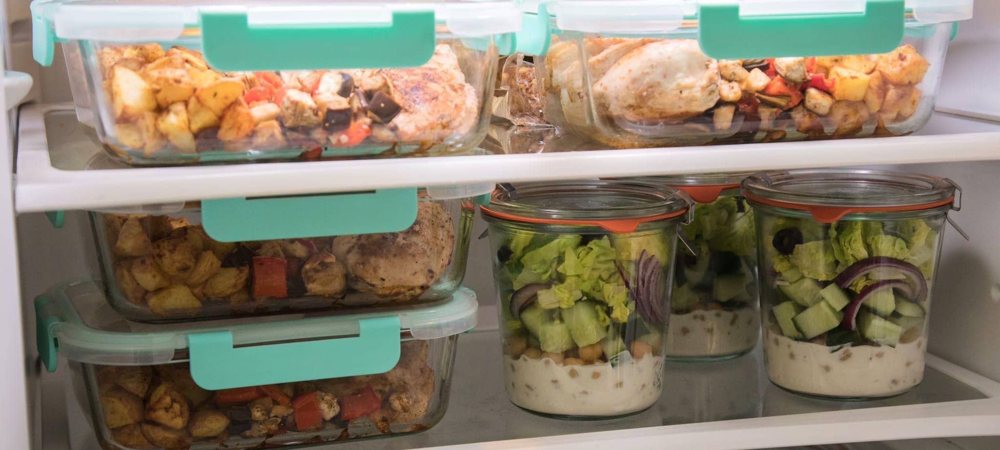 Vorgekochtes Essen steht in einem Kühlschrank
