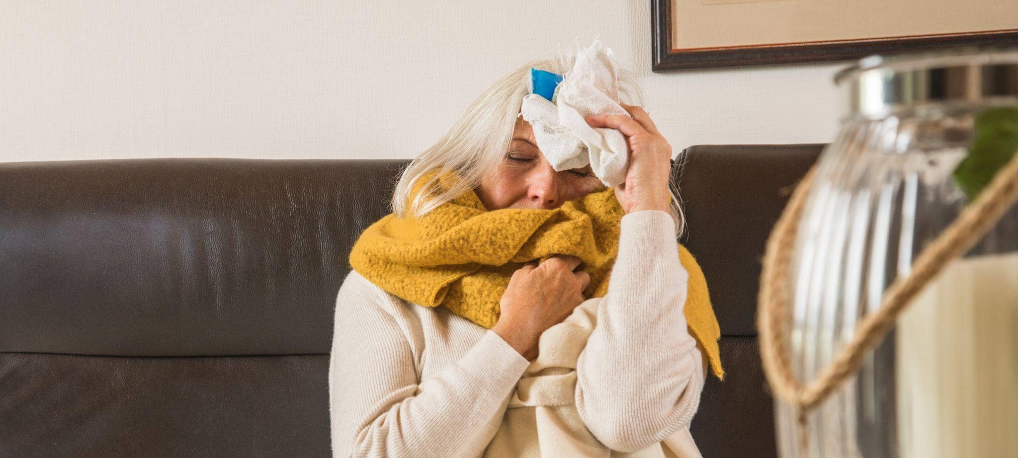 Eine Frau ist krank zuhause